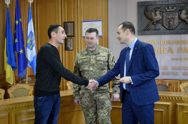 Франківському «кіборгу» вручили нагрудний знак «За військову доблесть» (фото) — фото 3
