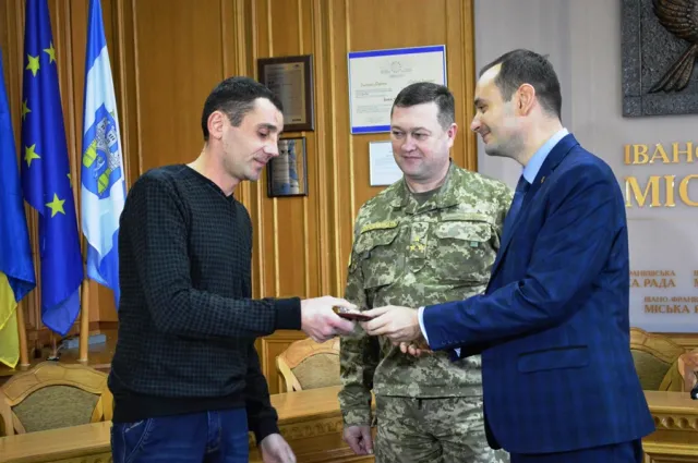 Франківському «кіборгу» вручили нагрудний знак «За військову доблесть» (фото) — фото 4