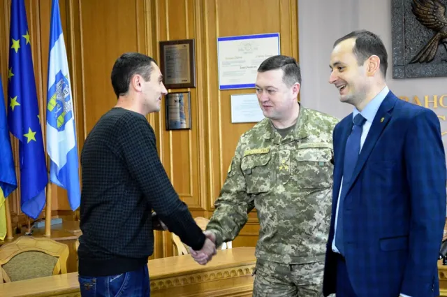 Франківському «кіборгу» вручили нагрудний знак «За військову доблесть» (фото) — фото 5
