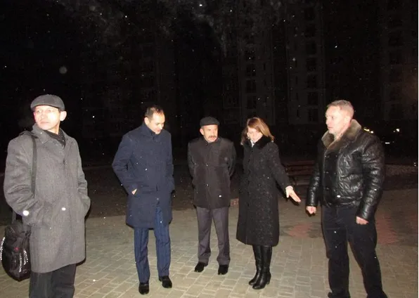 Руслан Марцінків разом із секретарем міської ради Оксаною Савчук перевірили прибирання мікрорайону «Каскад» (фото) — фото 3