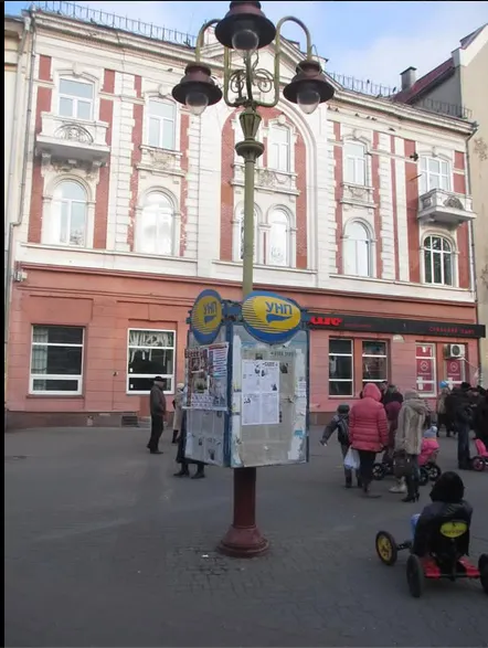 Мешканці Франківська просять очистити Вічевий майдан від надокучливих веломобілів та жахливих партійних інформаційних щитів (фото) — фото 1
