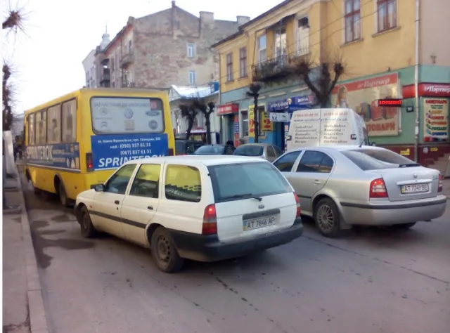 В центрі Івано-Франківська затори – у маршрутки посеред вулиці відмовили гальма (фото) — фото 2