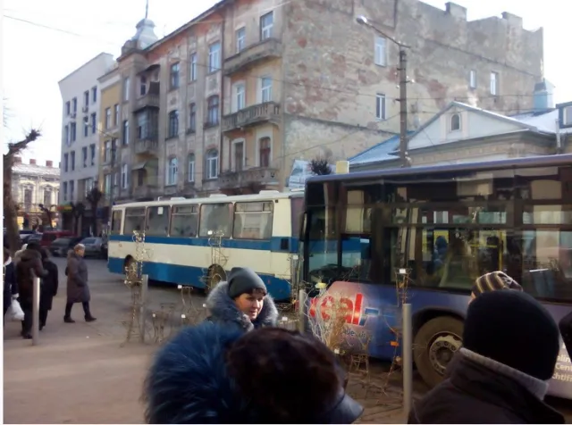 В центрі Івано-Франківська затори – у маршрутки посеред вулиці відмовили гальма (фото) — фото 3