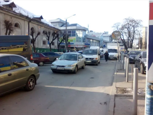 В центрі Івано-Франківська затори – у маршрутки посеред вулиці відмовили гальма (фото) — фото 4