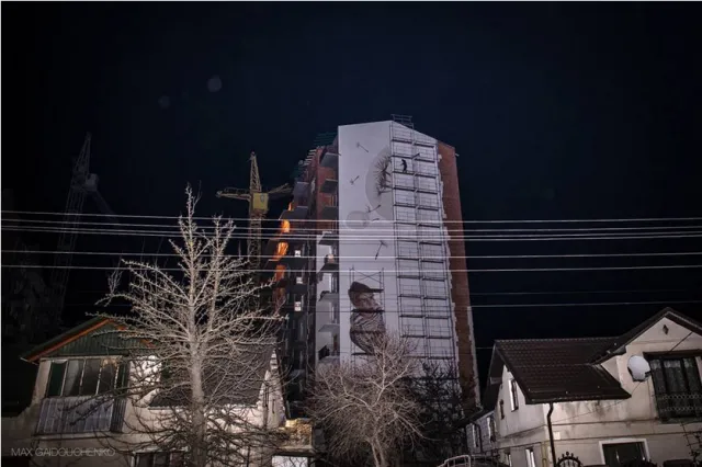 В Івано-Франківську на стіні новобудови по вулиці Дудаєва можна спостерігати нову туристичну цікавинку міста (фото) — фото 3