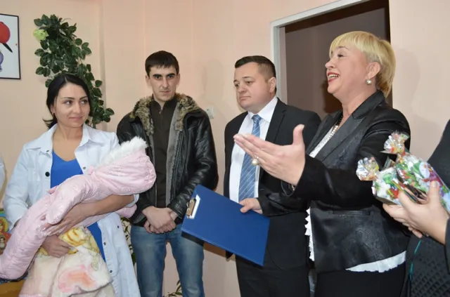 «Нарешті дочекалися». В Івано-Франківському міському пологовому будинку одразу вручатимуть свідоцтво про народження (фото) — фото 3