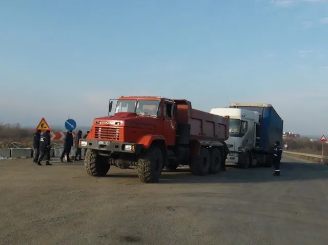 На Прикарпатті водій вантажного автомобіля через несправність гальмівної системи перекрив значну частину дороги (фото) — фото 1