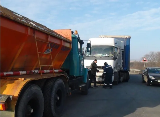 На Прикарпатті водій вантажного автомобіля через несправність гальмівної системи перекрив значну частину дороги (фото) — фото 3