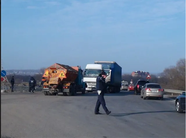 На Прикарпатті водій вантажного автомобіля через несправність гальмівної системи перекрив значну частину дороги (фото) — фото 4