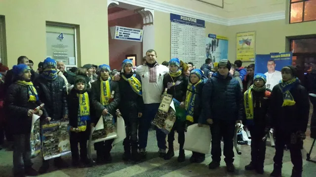 Вранці, на вокзалі прикарпатський богатир Назар Павлів влаштував силове шоу для дітей зі Сходу (фото) — фото 1