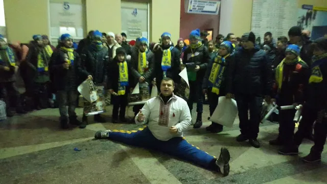 Вранці, на вокзалі прикарпатський богатир Назар Павлів влаштував силове шоу для дітей зі Сходу (фото) — фото 2