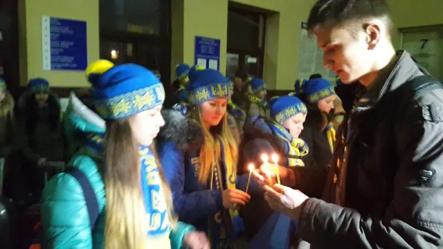Вранці, на вокзалі прикарпатський богатир Назар Павлів влаштував силове шоу для дітей зі Сходу (фото) — фото 11