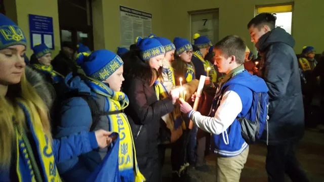 Вранці, на вокзалі прикарпатський богатир Назар Павлів влаштував силове шоу для дітей зі Сходу (фото) — фото 12
