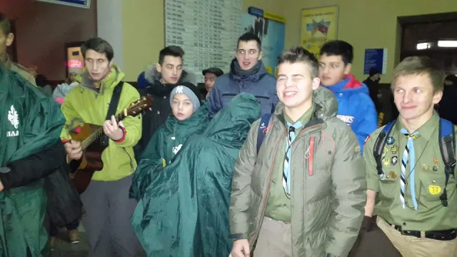 Вранці, на вокзалі прикарпатський богатир Назар Павлів влаштував силове шоу для дітей зі Сходу (фото) — фото 13