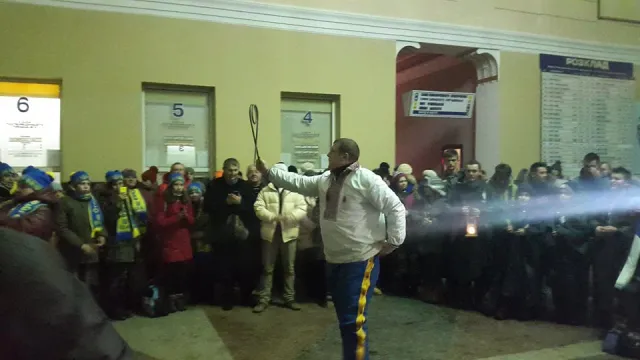 Вранці, на вокзалі прикарпатський богатир Назар Павлів влаштував силове шоу для дітей зі Сходу (фото) — фото 14