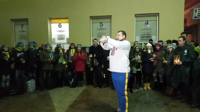 Вранці, на вокзалі прикарпатський богатир Назар Павлів влаштував силове шоу для дітей зі Сходу (фото) — фото 15