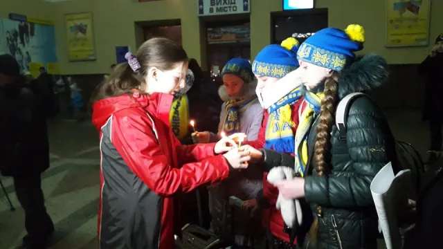 Вранці, на вокзалі прикарпатський богатир Назар Павлів влаштував силове шоу для дітей зі Сходу (фото) — фото 16