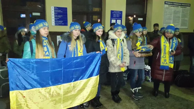 Вранці, на вокзалі прикарпатський богатир Назар Павлів влаштував силове шоу для дітей зі Сходу (фото) — фото 3