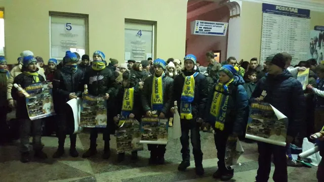 Вранці, на вокзалі прикарпатський богатир Назар Павлів влаштував силове шоу для дітей зі Сходу (фото) — фото 4