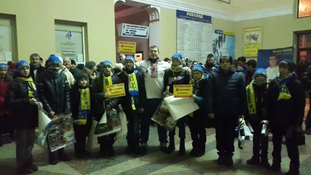 Вранці, на вокзалі прикарпатський богатир Назар Павлів влаштував силове шоу для дітей зі Сходу (фото) — фото 5