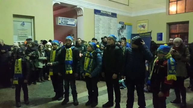 Вранці, на вокзалі прикарпатський богатир Назар Павлів влаштував силове шоу для дітей зі Сходу (фото) — фото 6