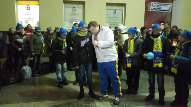 Вранці, на вокзалі прикарпатський богатир Назар Павлів влаштував силове шоу для дітей зі Сходу (фото) — фото 7