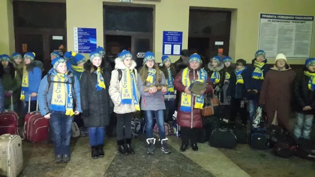 Вранці, на вокзалі прикарпатський богатир Назар Павлів влаштував силове шоу для дітей зі Сходу (фото) — фото 9