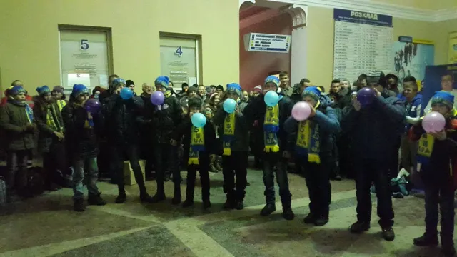 Вранці, на вокзалі прикарпатський богатир Назар Павлів влаштував силове шоу для дітей зі Сходу (фото) — фото 10