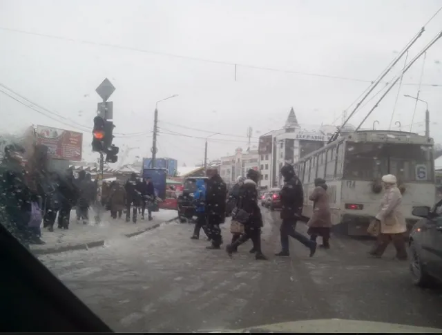 Вічна проблема на вулиці Дністровській в Івано-Франківську: від Піонерського парку до кінця базару суцільна пробка (фото) — фото 1