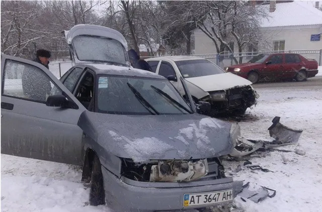 На Прикарпатті не розминулися дві автівки, троє осіб у лікарні (фото) — фото 3