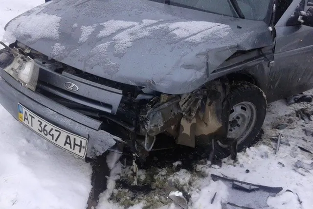 На Прикарпатті не розминулися дві автівки, троє осіб у лікарні (фото) — фото 4