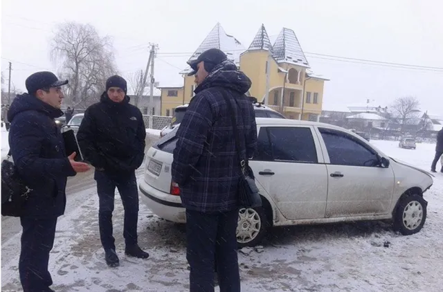 На Прикарпатті не розминулися дві автівки, троє осіб у лікарні (фото) — фото 5