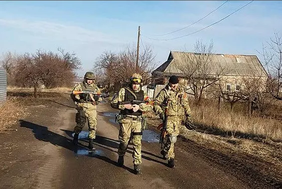 Віктор Шкутов розповів, як працівники Національної поліції Прикарпаття несуть службу у зоні АТО (фото) — фото 2