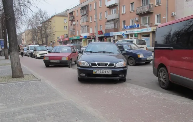 Франківські "авторагулі" з перших днів нового року продовжують традицію неправильного паркування (фото) — фото 1