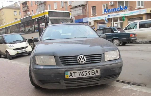 Франківські "авторагулі" з перших днів нового року продовжують традицію неправильного паркування (фото) — фото 2