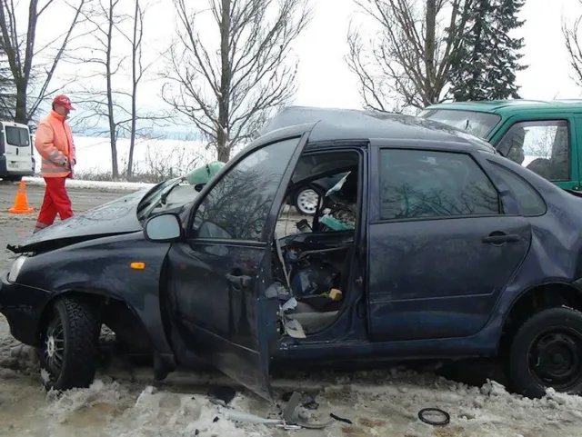 У ДТП під Івано-Франківськом одна особа загинула, а шестеро людей, з них 3 – дитини, отримали травми (фото) — фото 1