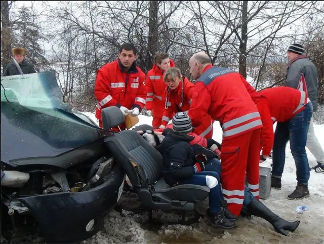 У ДТП під Івано-Франківськом одна особа загинула, а шестеро людей, з них 3 – дитини, отримали травми (фото) — фото 2