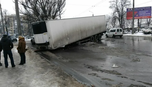 В Івано-Франківську прицеп грузовика від'єднався від тягача та перегородив дорогу (фото) — фото 1