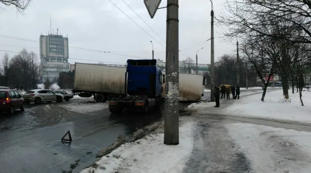 В Івано-Франківську прицеп грузовика від'єднався від тягача та перегородив дорогу (фото) — фото 2