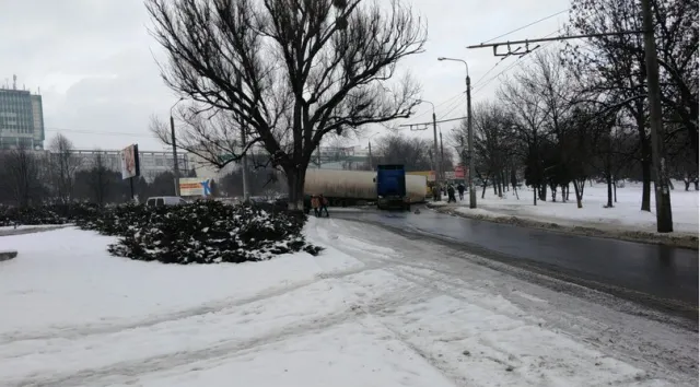 В Івано-Франківську прицеп грузовика від'єднався від тягача та перегородив дорогу (фото) — фото 3