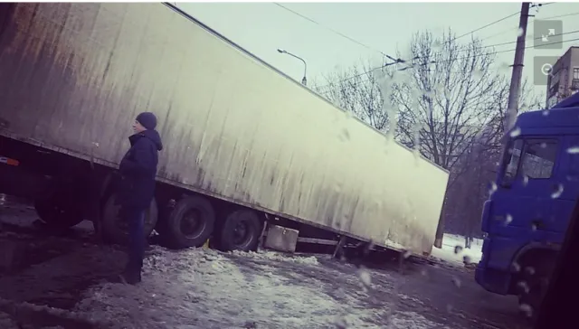 В Івано-Франківську прицеп грузовика від'єднався від тягача та перегородив дорогу (фото) — фото 4