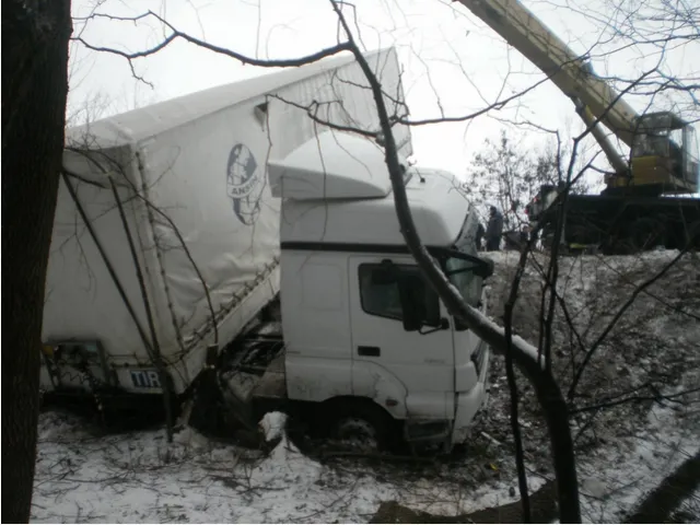 На Коломийщині, внаслідок складних погодніх умов, водій фури перекинувся у засніжений кювет (фото) — фото 1