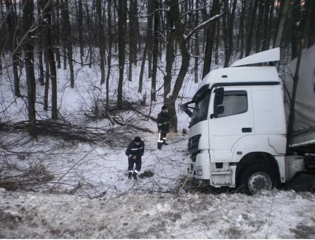 На Коломийщині, внаслідок складних погодніх умов, водій фури перекинувся у засніжений кювет (фото) — фото 2