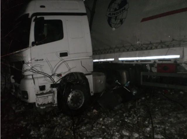 На Коломийщині, внаслідок складних погодніх умов, водій фури перекинувся у засніжений кювет (фото) — фото 4