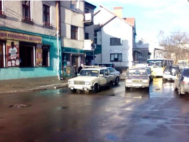 В Івано-Франківську ДТП: не розминулися дві легкові автівки (фото) — фото 2