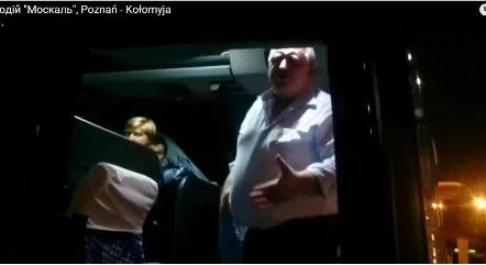 Нещодавно в соцмережі з'явилося відео про конфлікт між водієм міжнародного рейсу за маршрутом Познань - Коломия та кількома пасажирами. Вони, маючи білети на руках, не змогли зайняти місця в автобусі (фото+відео) — фото 2