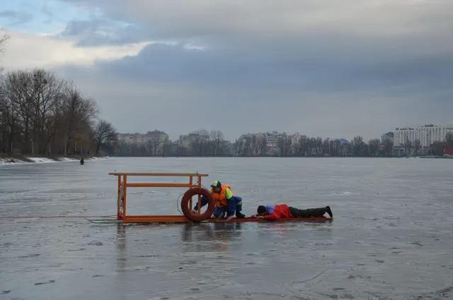 У Франківську на міському озері рятувальники витягли з крижаної води чоловіка (відео) — фото 1