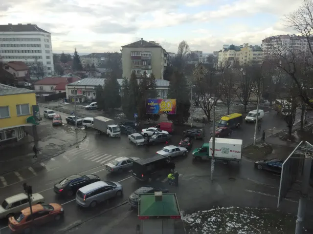 У Франківську на вулиці Довгій сталась аварія. Водії порушуючи ПДР оминали затор по тротуарі (фото) — фото 1
