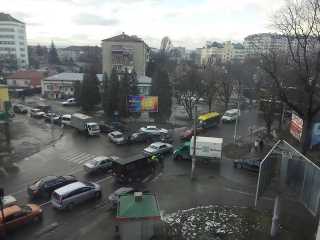 У Франківську на вулиці Довгій сталась аварія. Водії порушуючи ПДР оминали затор по тротуарі (фото) — фото 2