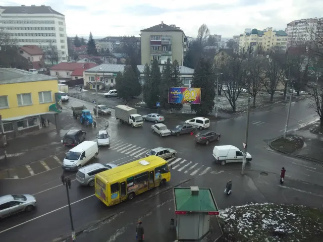 У Франківську на вулиці Довгій сталась аварія. Водії порушуючи ПДР оминали затор по тротуарі (фото) — фото 3